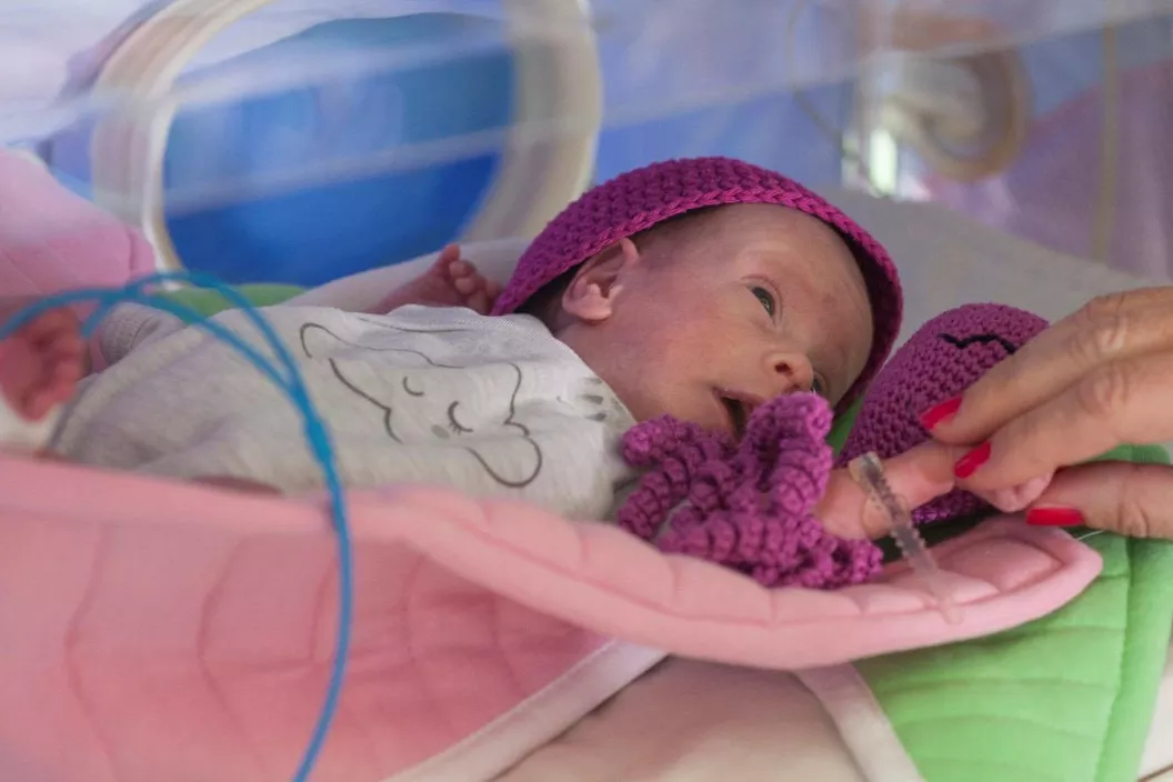 Little Elena in incubator